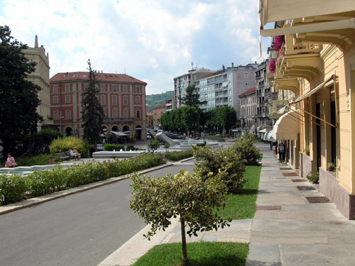 Acquiterme street scene